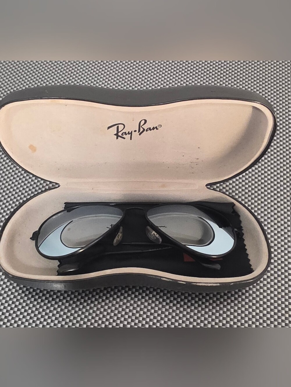 Ray-Ban Aviator sunglasses in black with striking mirrored silver lenses